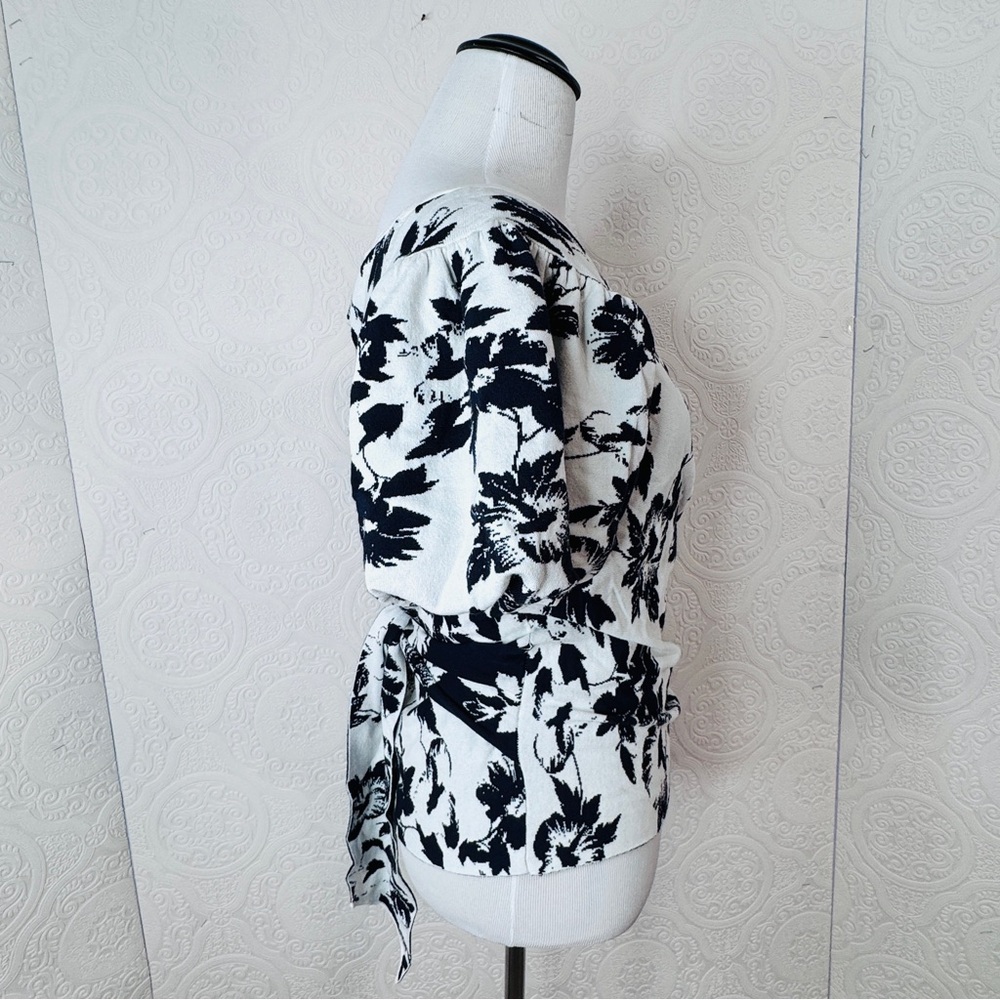 CLUB MONACO Knit Top Size Medium White Black Floral Wrap Balloon Short Sleeves - Picture 2 of 5